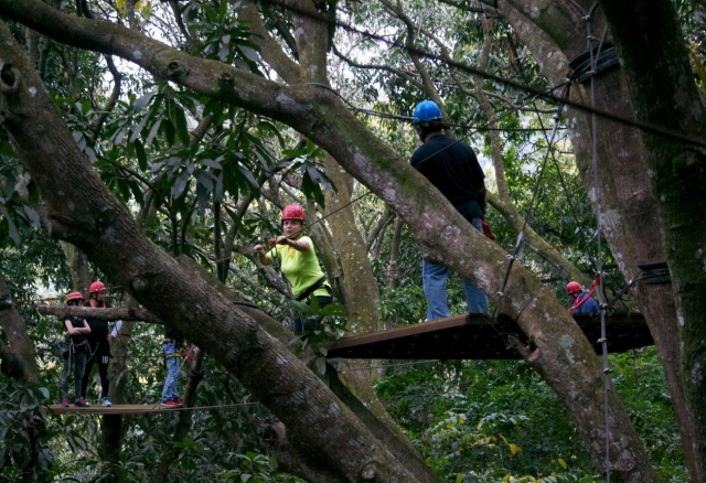 Sujetandose al cabte con las manos