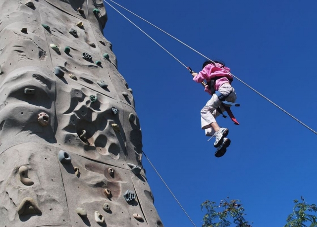 Bajando de la torre de escalada