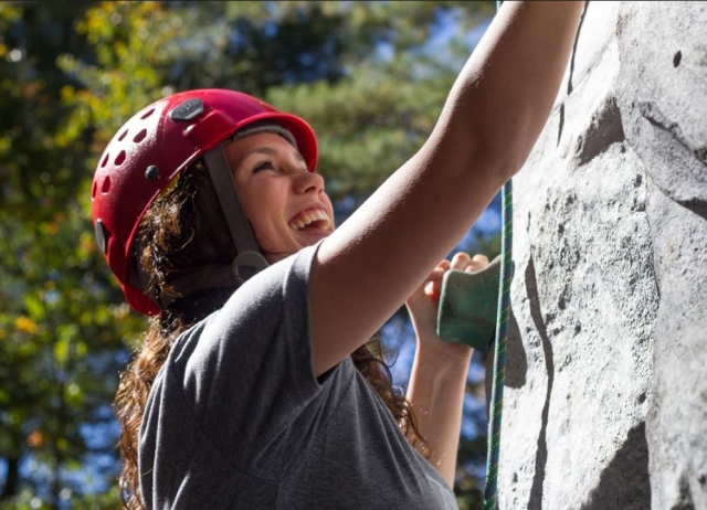Con casco rojo en la torre de escalada