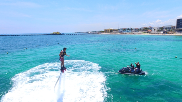 Aacendiendo con el flyboard junto a la moto de agua