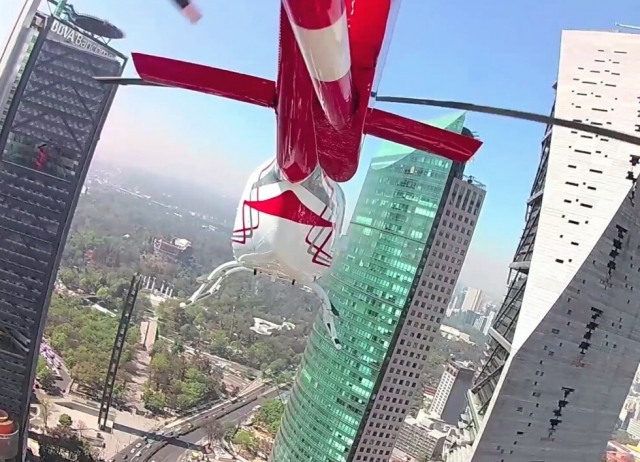 Helicoptero entre edificios