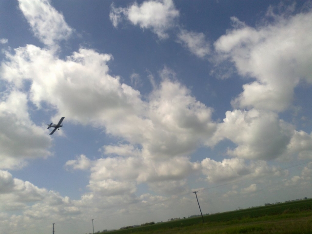 Bajo las nubes en avioneta