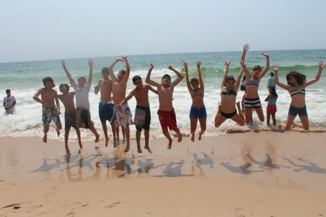 Saltando en la playa