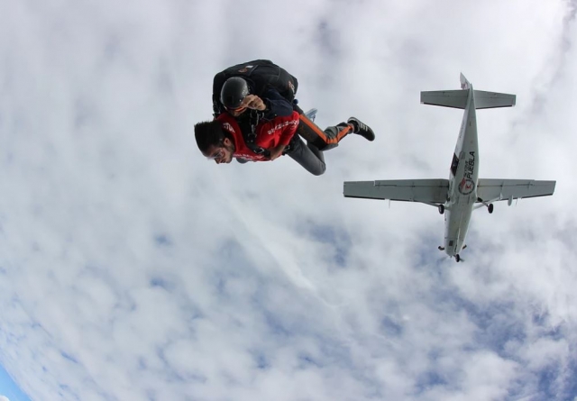 Cayendo en tandem desde el avion