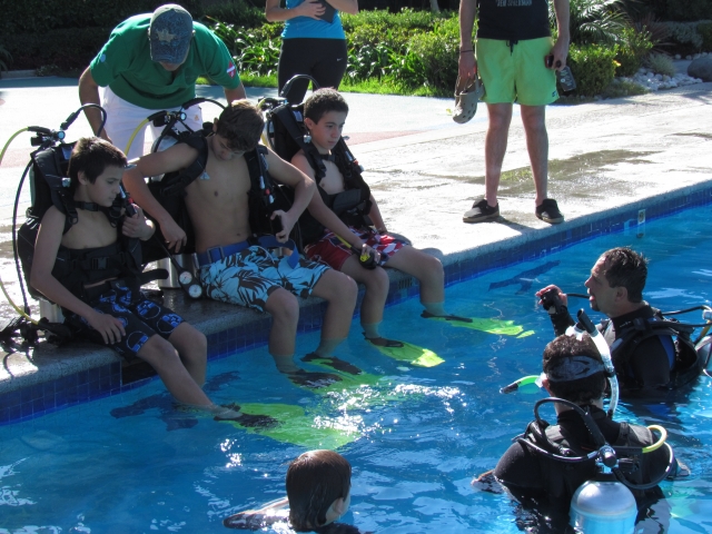 Cogiendo clases en la piscina