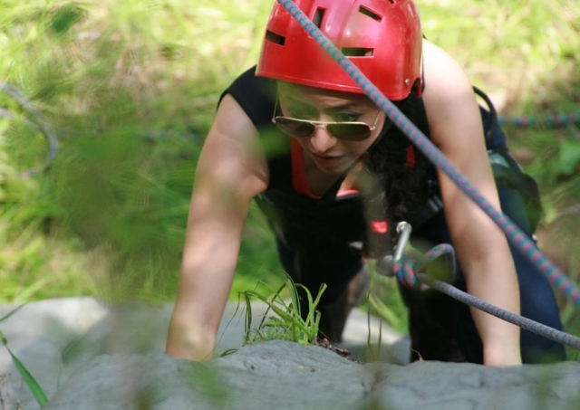 Apoyando las manos para montar por la roca