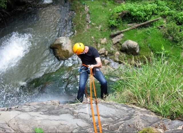Rapelando hasta el cauce del rio