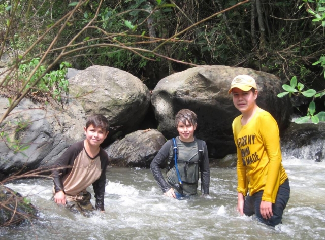 Cruzando el rio durante la senderismo