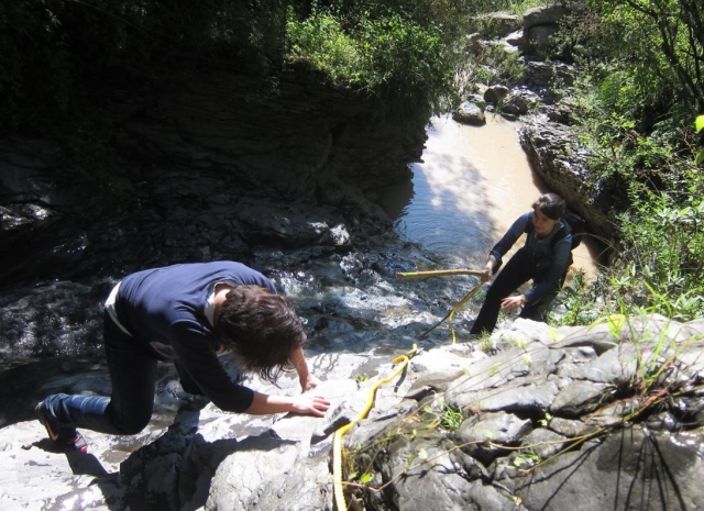 Montando por las rocas desde el rio