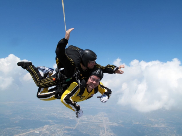 Cerrando los ojos durante el salto de paracaidismo