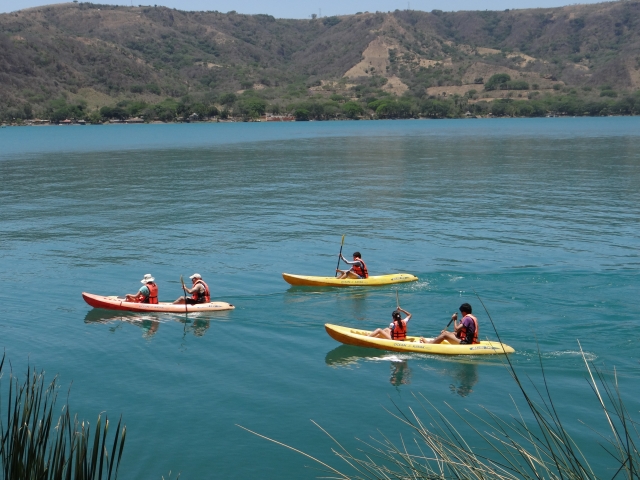 Juntos disfrutando los kayaks
