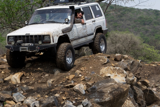 Cruzando entre rocas y tierra 