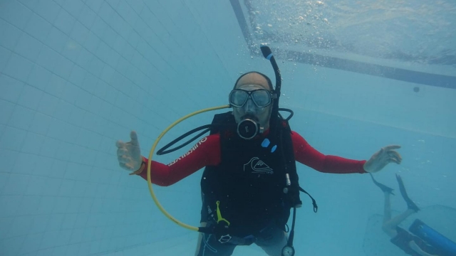 Buceando en piscina