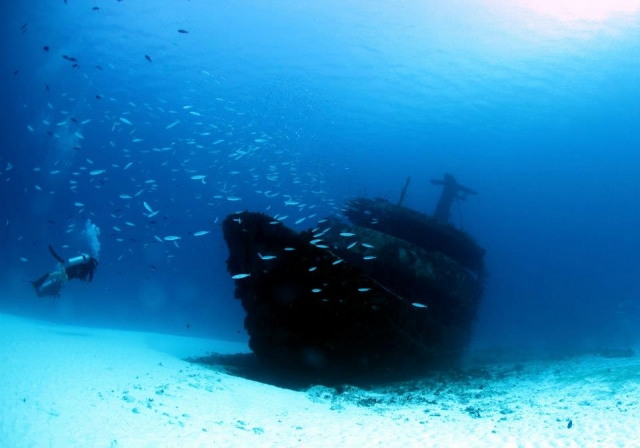 Barco hundido en playa del carmen 