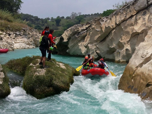 Diversión garantizada a bordo de tu balsa de rafting
