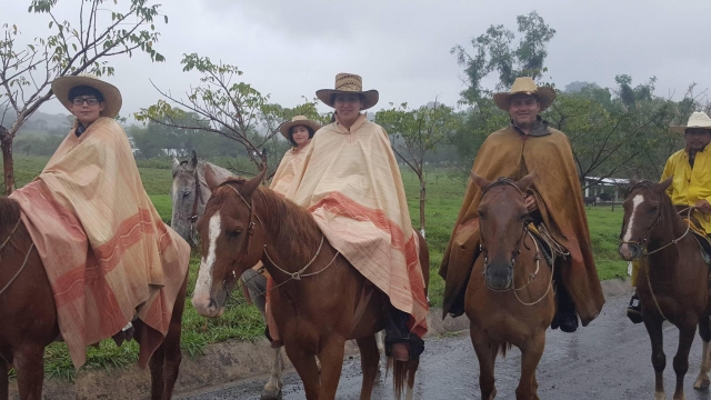 ruta a caballo en la lluvia