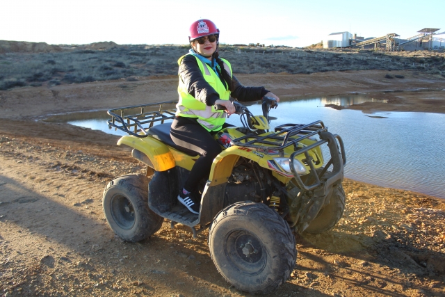 Sobre la quad por el camino