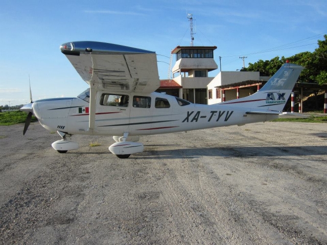 Preparando el vuelo en avioneta 