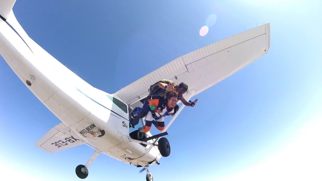 Aventándose desde la avioneta