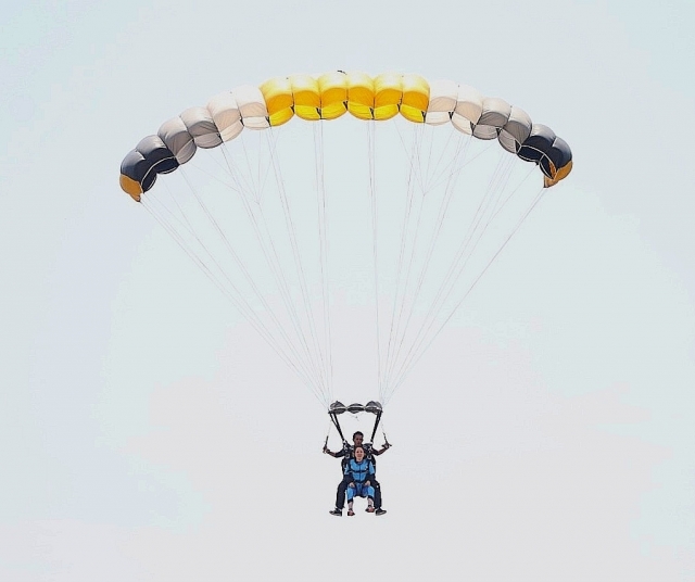 Aterrizando en paracaídas