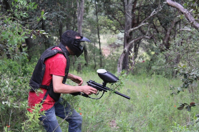 Juega en un campo natural 