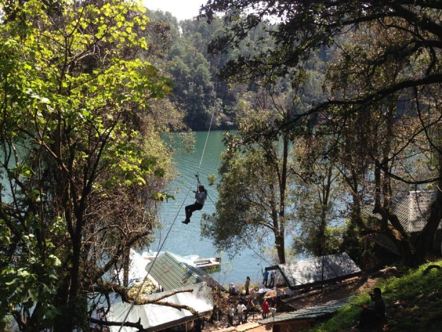 Tirolina por el lago 