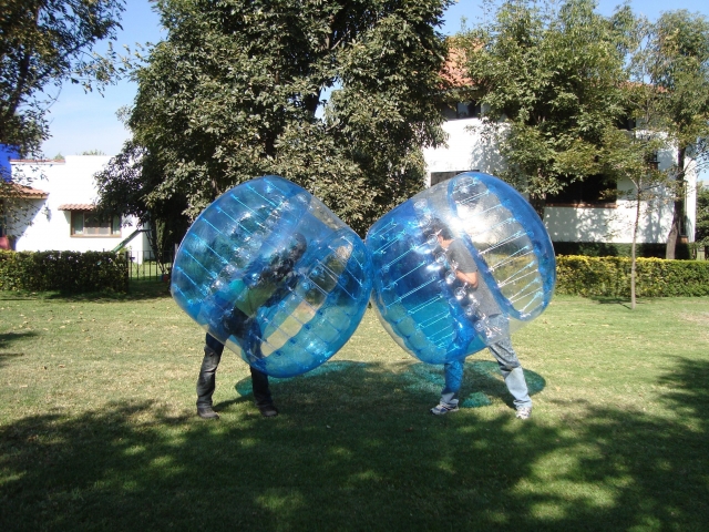 Diviertete jugando zorbing