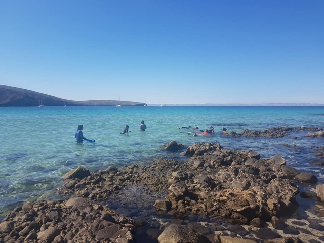 club a un lado de la playa