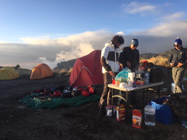 Preparando el campamento 