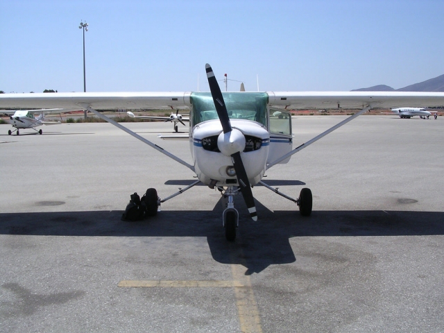 Cessna 152 en el aeropuerto