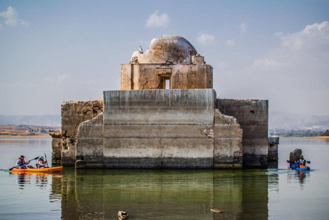 Iglesia bajo el agua