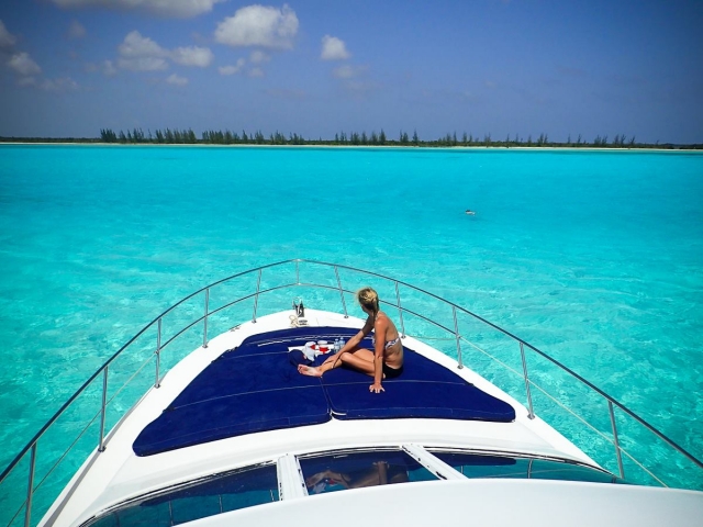 Paseo en yate en la riviera 