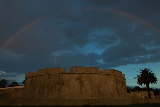 Fuerte debajo del arcoiris