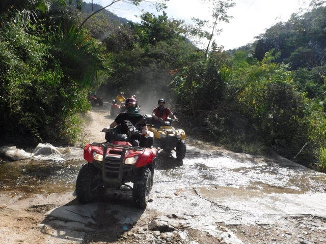 Recorrido por el río en quad 