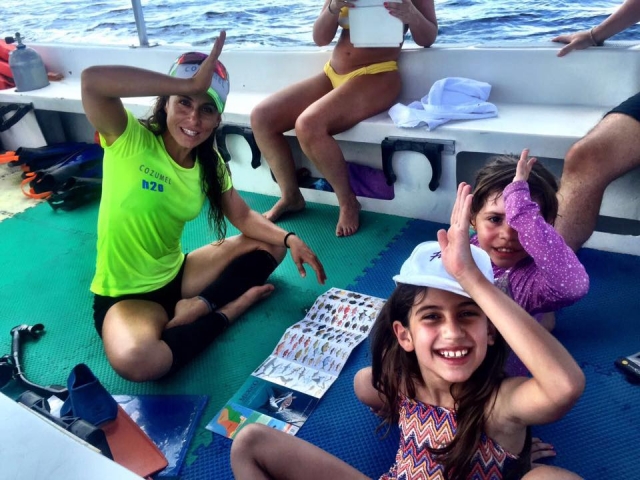 La monitora enseñando a los peques