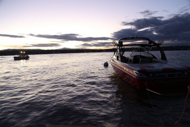 Mira el atardecer mientras pescas