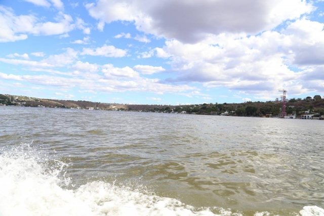 Pesca en las orillas de la laguna