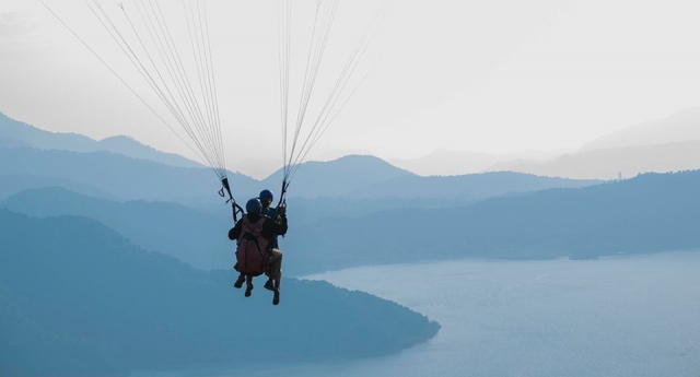 Parapente sobre el lago