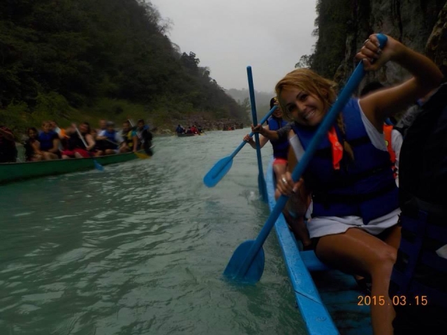 Equipo de canoas en carrera
