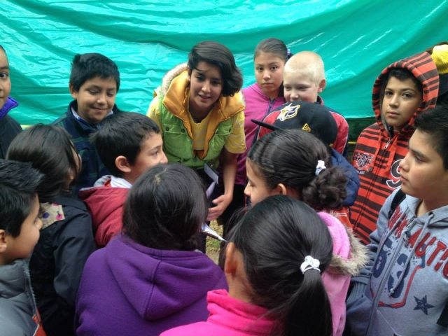 La monitora jugando con ellos