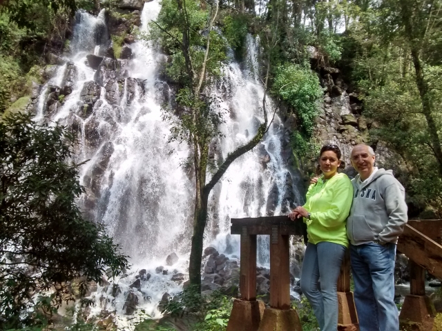 Ven a ver la cascada en pareja