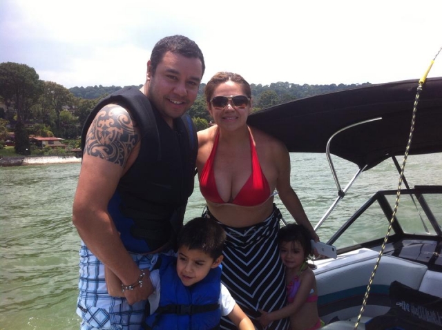 Paseo con la familia sobre la laguna