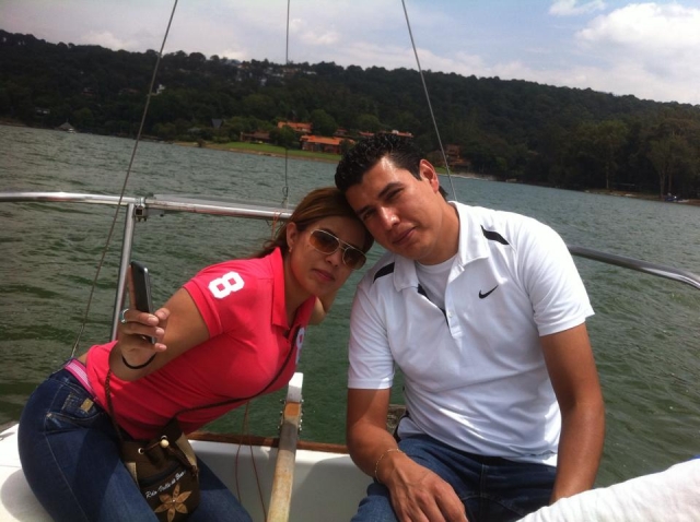 Paseo en barco en pareja