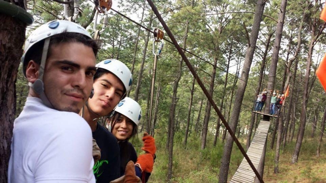 Dsifrutando del tirolina con amigos
