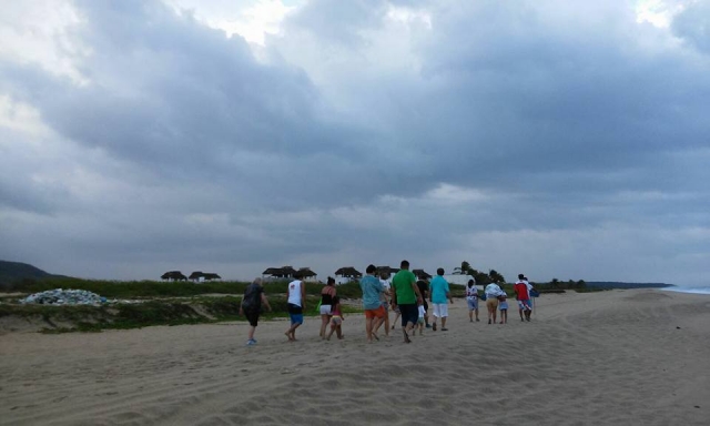 Llegando a liberar a las tortugas