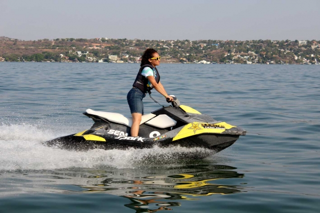 Feliz practicando jetski