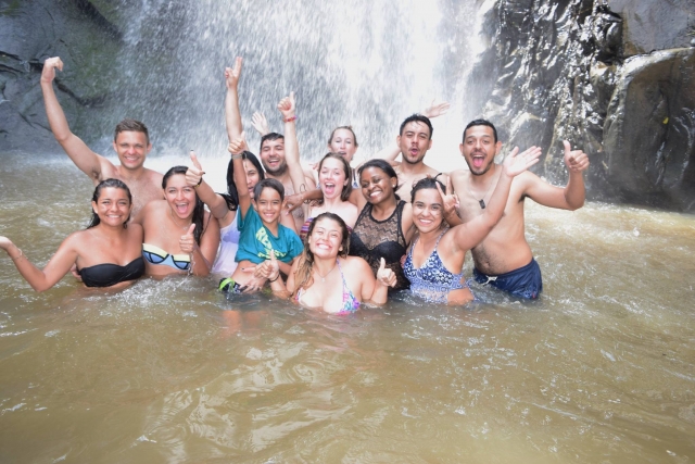 Debajo de la cascada de Yelapa