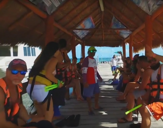 Cogiendo el equipo de snorkel