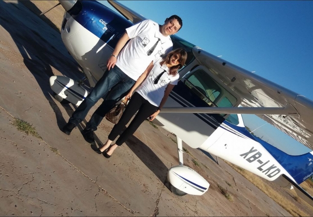Pareja junto a la avioneta
