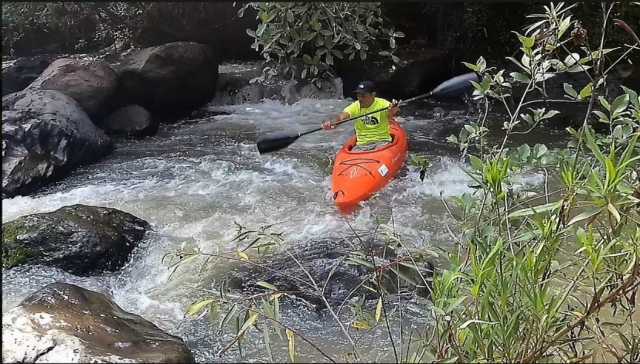 kayak entre las rocas